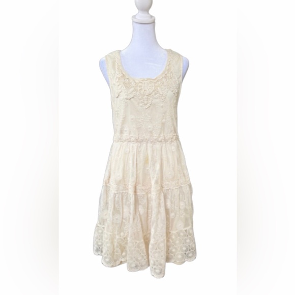 Klozlyne Dresses & Skirts - Cream Lace Sleeveless Dress